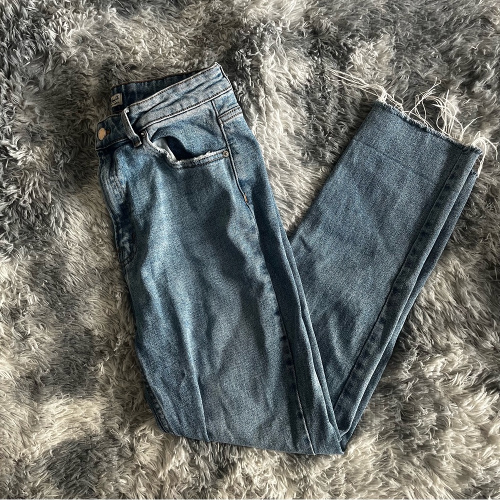 Denim and Co Light Washed Straight Leg Jeans with Distressed Ends- Size US 10‎
